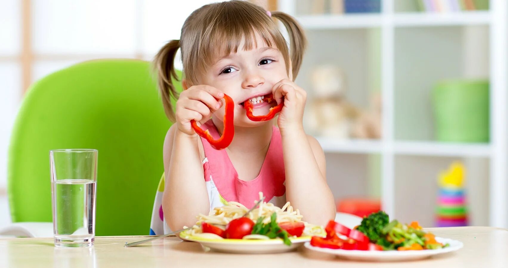 Есть. Ребенок ест. Дети за столом. Диетотерапия у детей. Еда для детей.
