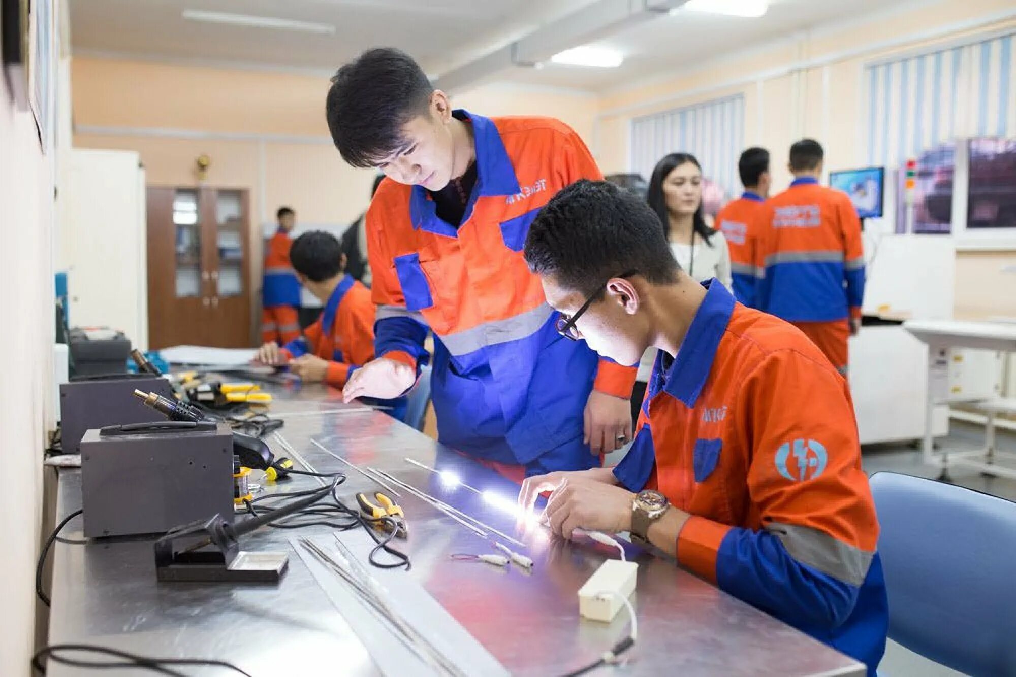 Профессиональное образование Казахстан. Профессиональное техническое образование. Профессиональное обучение. Профессиональное техническое образование фон.