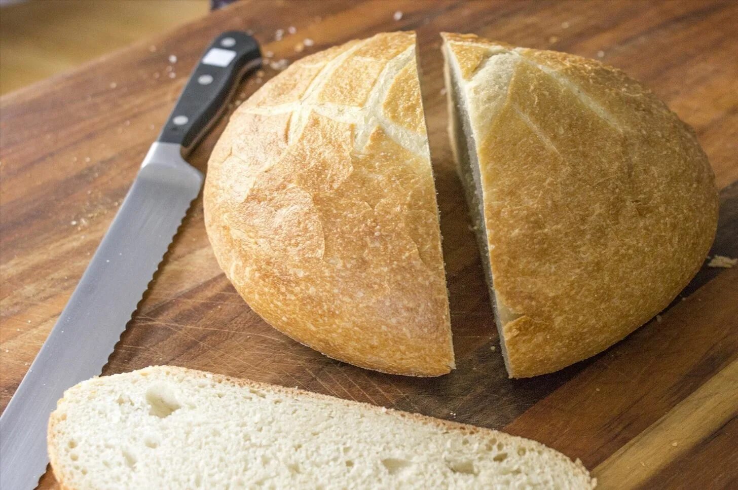Кусочек сухого хлеба. Хлеб. Хлеб порезанный. Порезанный круглый хлеб. Хлеб разрезанный пополам.