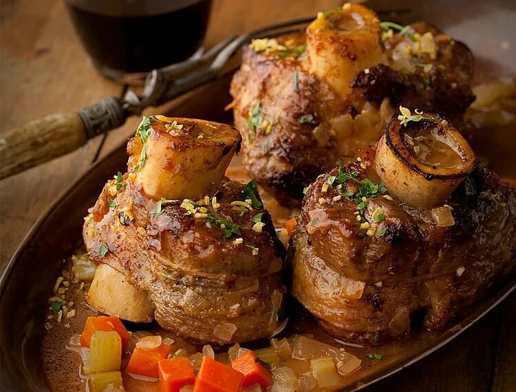 Голяшка говяжья запекать. Томленая говяжья голяшка. Голяшка говяжья запекать. Рулька говядины в духовке. Оссобуко без кости.