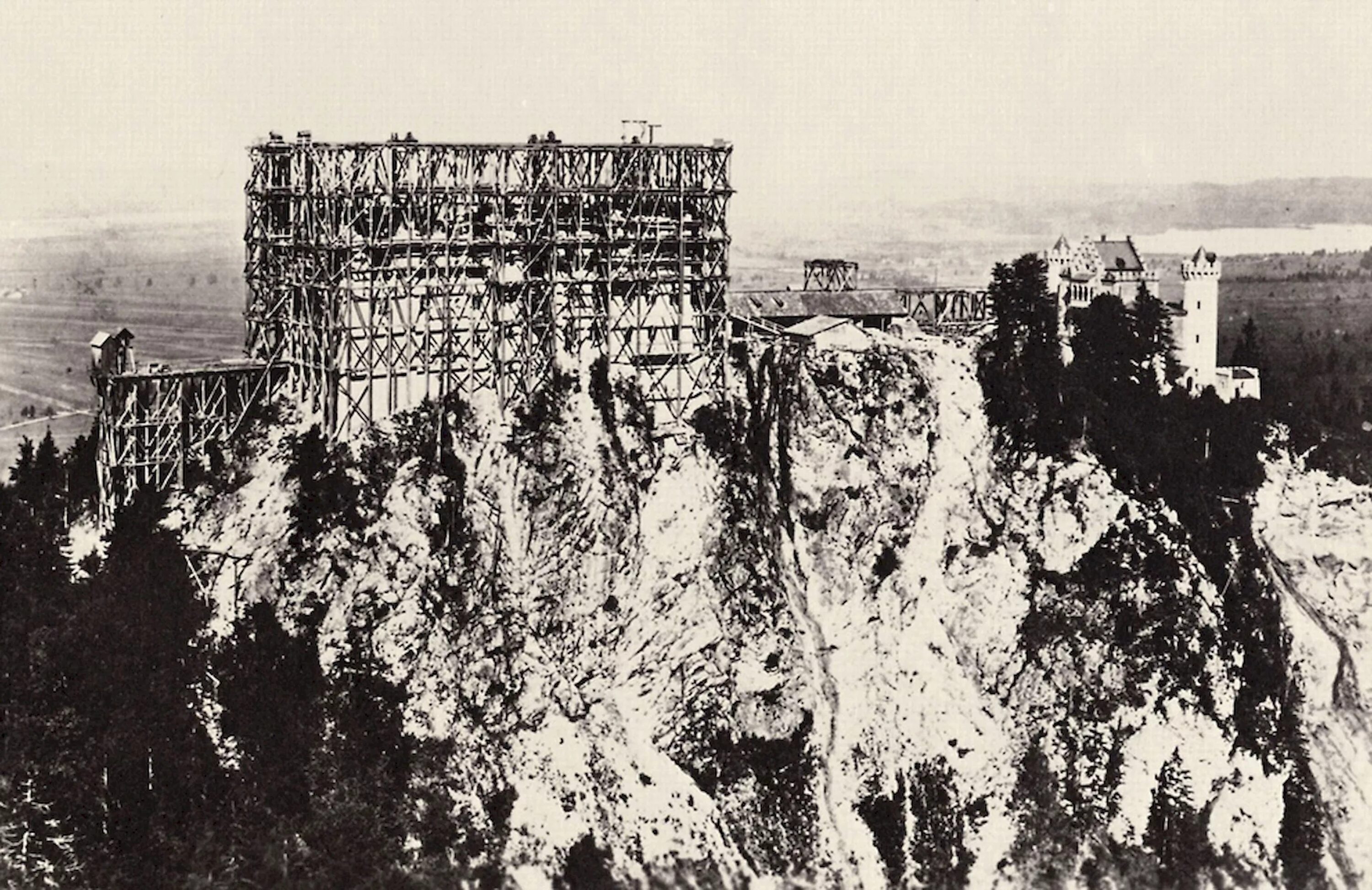 замок нойшванштайн история строительства. нойшванштайн швангау. замок графа дракулы в подмосковье. испания архитектор гауди собор. замок в германии нойшванштайн 1920 1080.