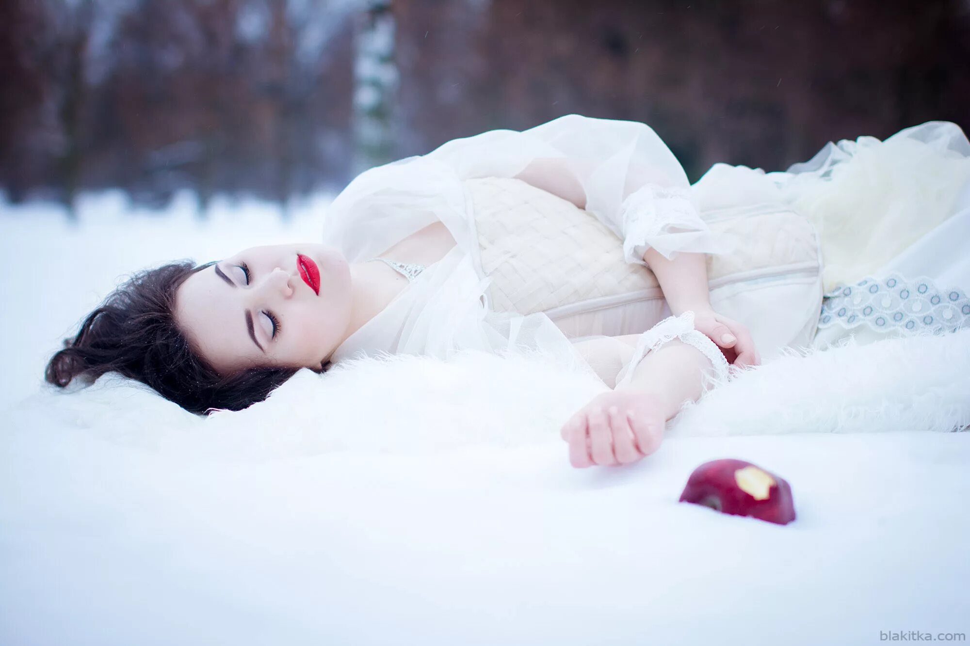 зимняя фотосессия в платье. женщина зимой. невесты в свадебных платьях. фотосессия на снегу в платье. зимняя фотосессия.