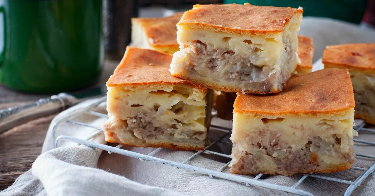 Сколько времени печь пирог с картошкой. Заливной пирог с фаршем в духовке на кефире. заливной пирог с фаршем. заливной пирог с фаршем и картошкой. заливной пирог с фаршем и картошкой в духовке.