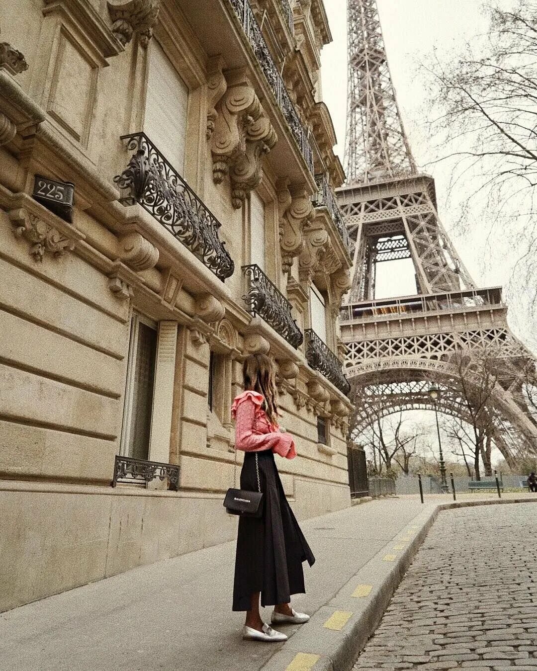 Фотосессия в париже. Эйфелева башня в Париже. Мода Парижа Франции стиль Парижский Шик. Стиль Осман в Париже. Эйфелева башня Франция Эстетика.