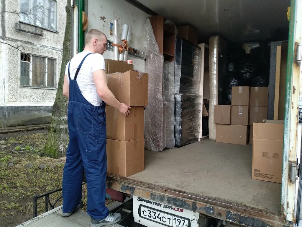 перевозка мебели между городами. грузоперевозки переезды. транспортные компании волгоград. грузовик разгружают. доставка мебели.