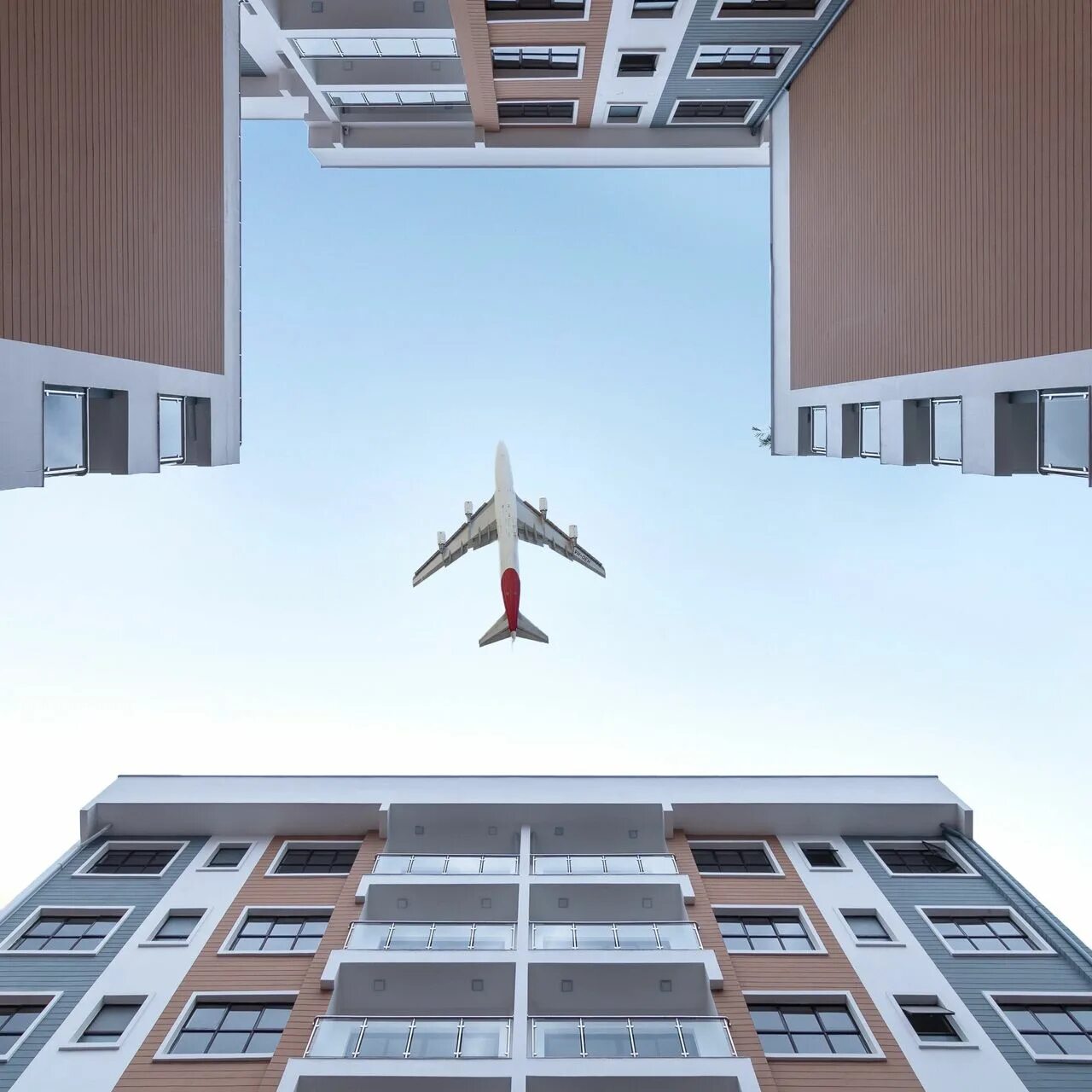 Самолет вид снизу. Самолет в небе вид с низу. Летающий самолет вид снизу. Архитектура самолет.