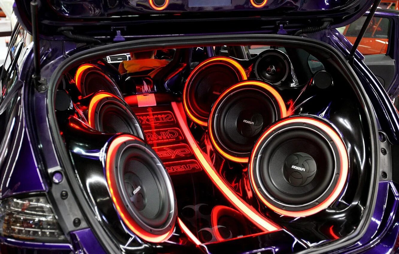 Можно крутые музыки. Мидбасс 10 саб. Car Audio в Bentley Continental динамики. Мощные колонки в машину. Автозвук сабвуфер.