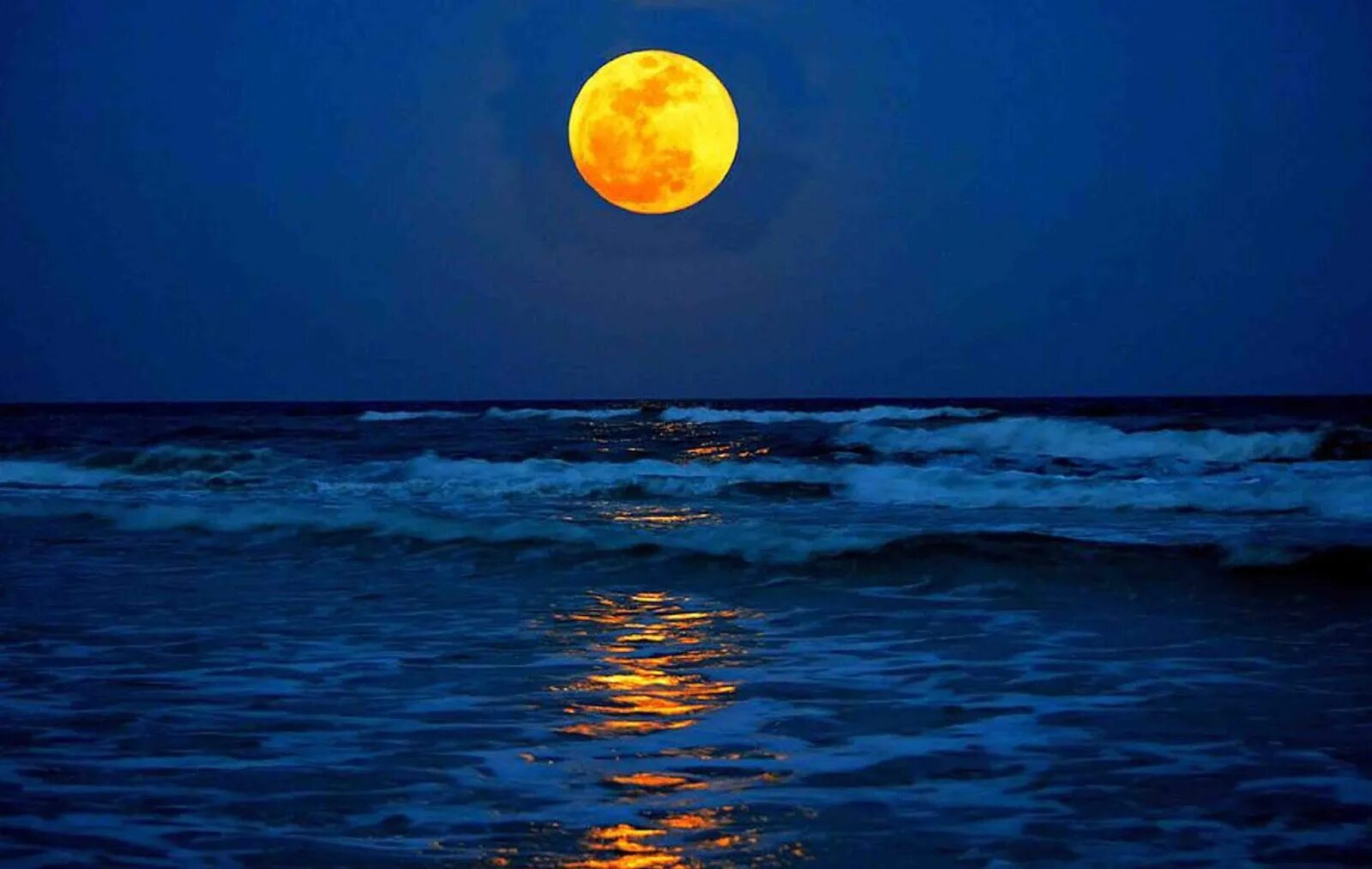 Желтая Луна. Луна над морем. Ярко желтая Луна. Полнолуние.