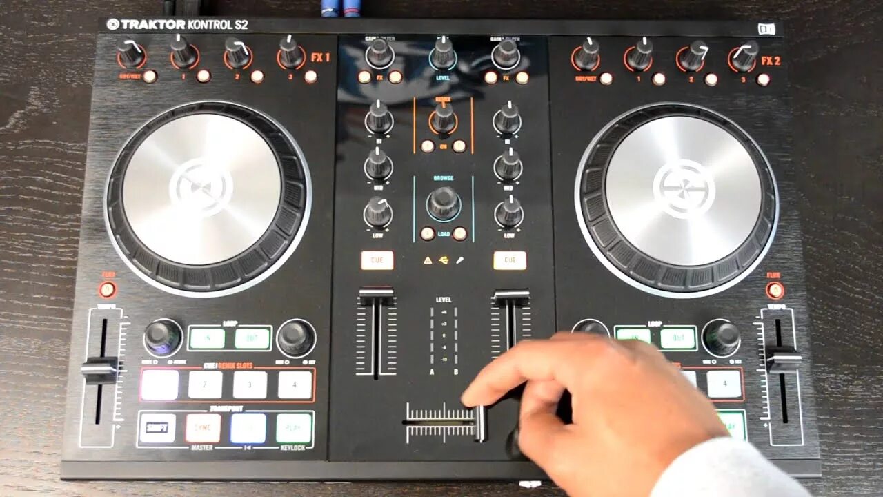 Трактор s2 mk3. Traktor s4 mk1. Native instruments traktor kontrol s2 mk. Traktor s2 mk3 комплектация. Traktor s4 mk3.
