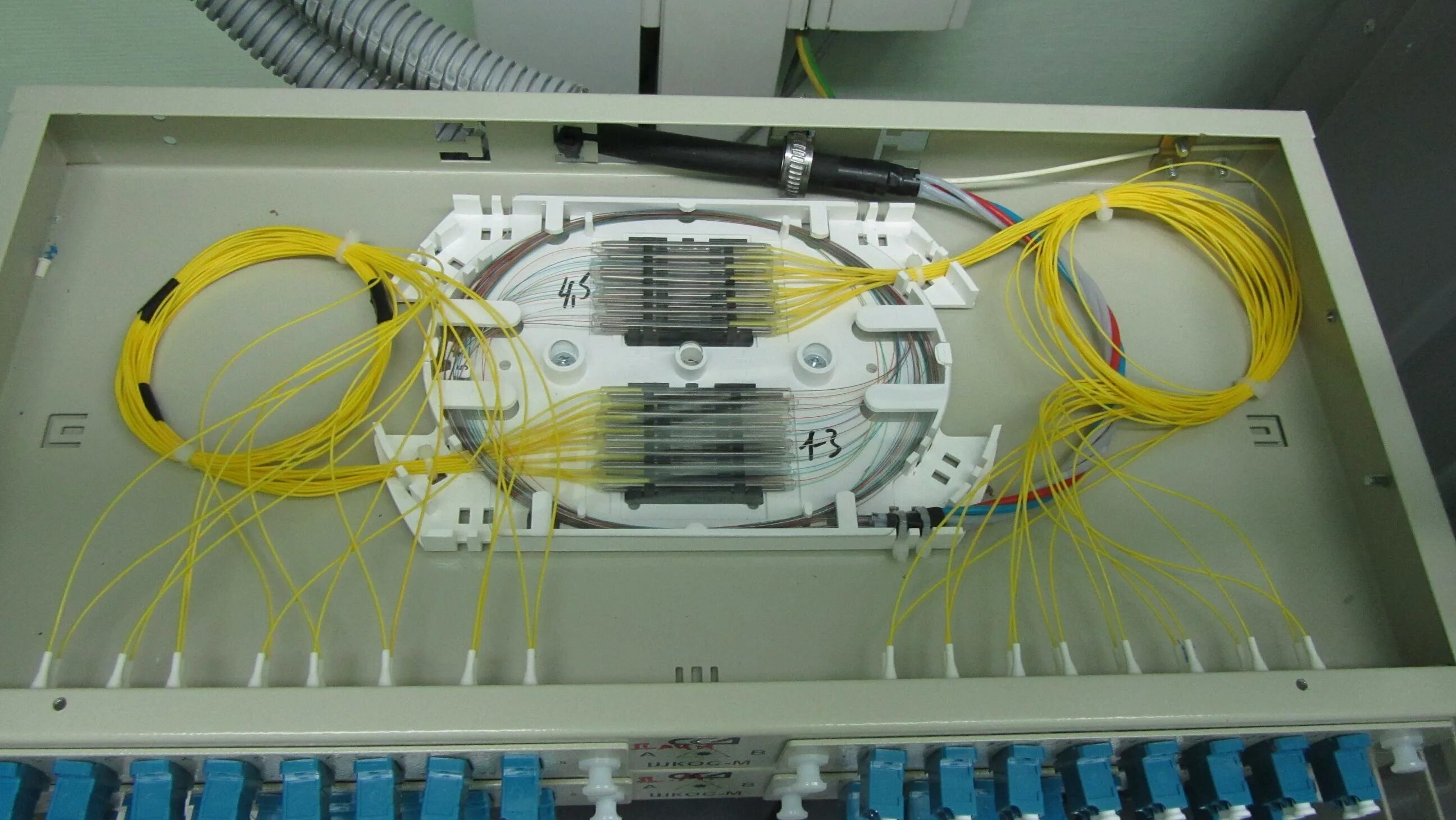 Скс электро. Сварка оптического волокна ВОЛС. Разварка оптического кросса на 32 волокна. Оптический кросс LC 64. Оптический кросс Хуавей для 1.
