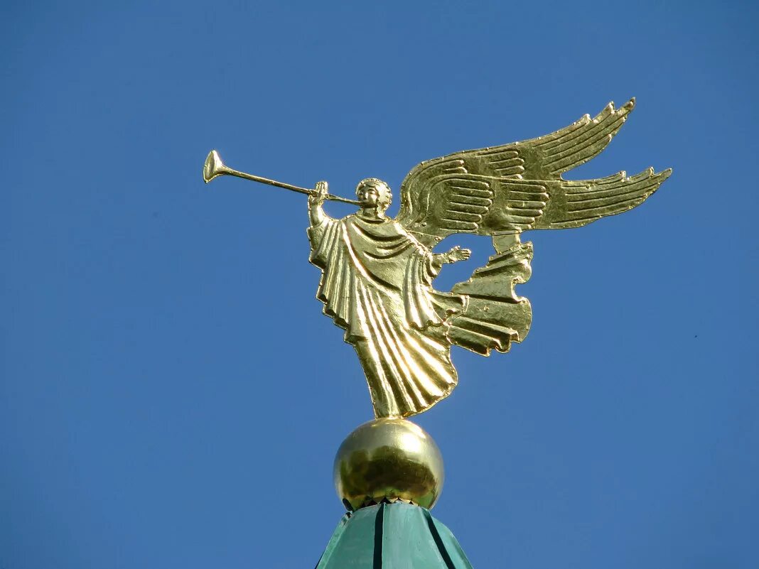 ангелы трубят апокалипсис. ангел трубит апокалипсис икона. труба архангела гавриила. трубящий архангел. трубящий ангел.