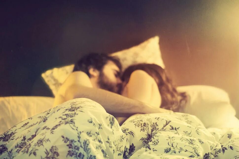 Разбудил бывшую. Парень и девушка в кровати. Лежат в постели. Девушка с парнем в кроват. Парень и девушка под одеялом.