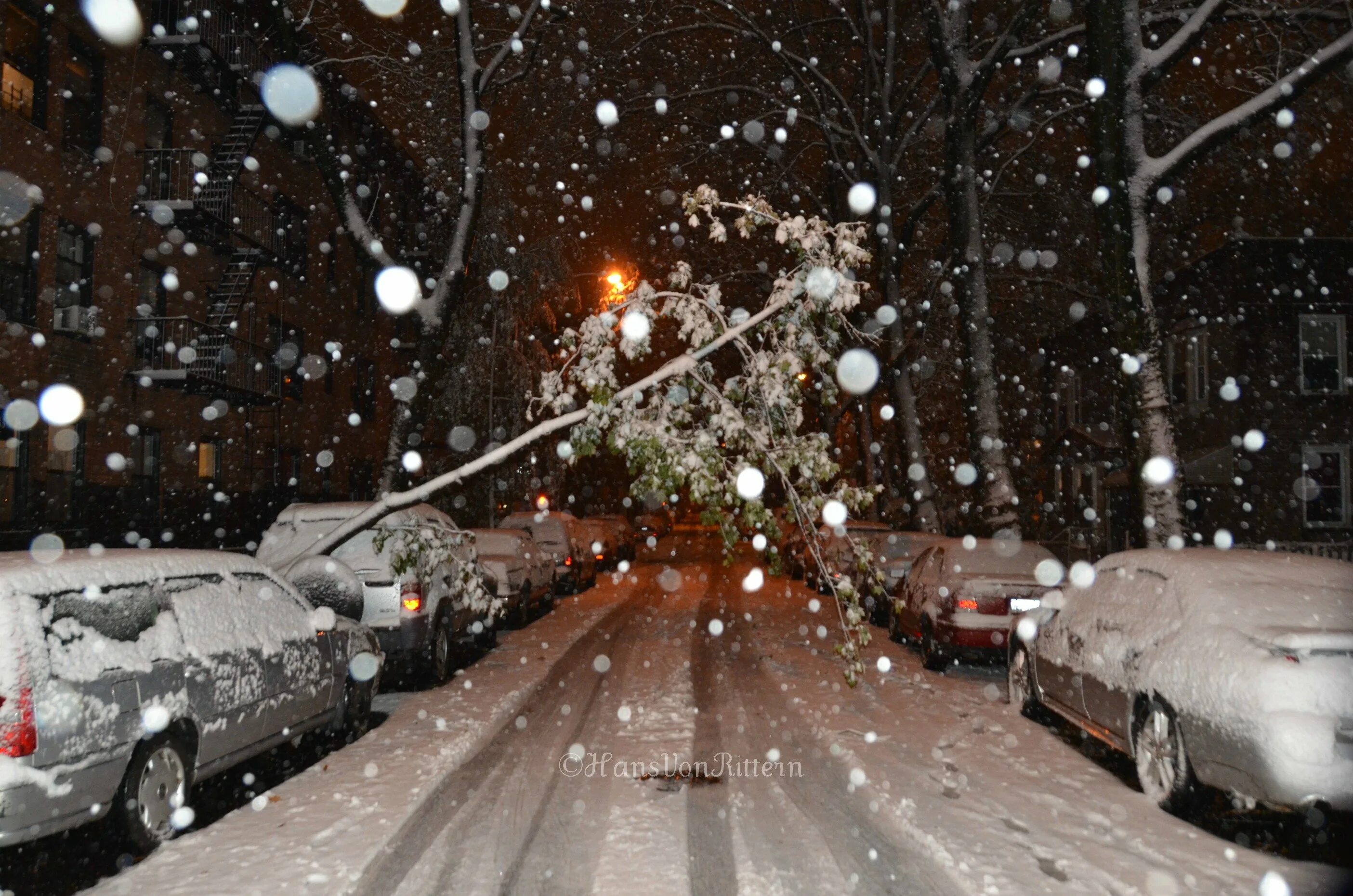 Красивый снегопад. Падает снег в городе. Ночной снегопад в городе. Снег идет. Снег идет.