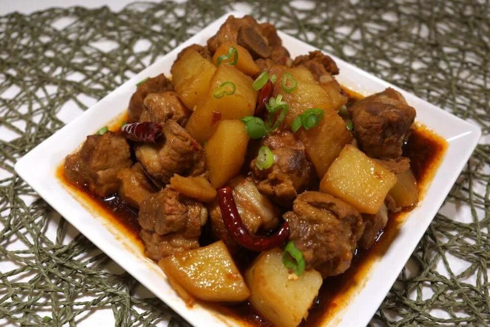 Картошка с мясом фото. Свинина с картофелем. Жаркое из свинины с картошкой. Тушёная картошка со свининой. Свинина томленая с картофелем.