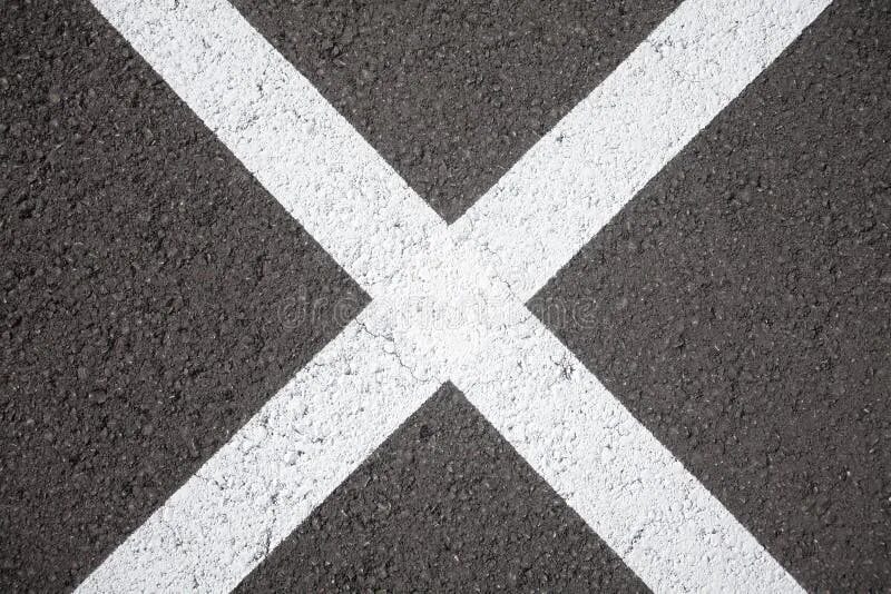 Что означает белой дороги. Знак крест на дороге. Крест на асфальте. Белые кресты на дороге. Крест на асфальте на дороге.