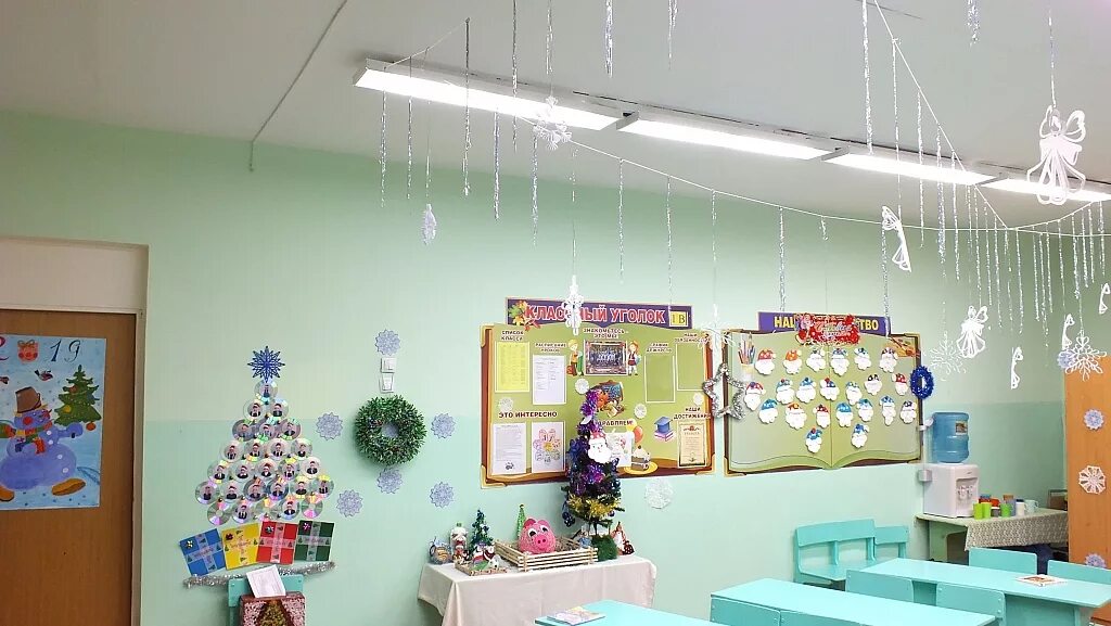Как оформить класс фото. Украшение класса. украшение класса в школе. украшение на новый год учебного класса. украсить кабинет в школе.