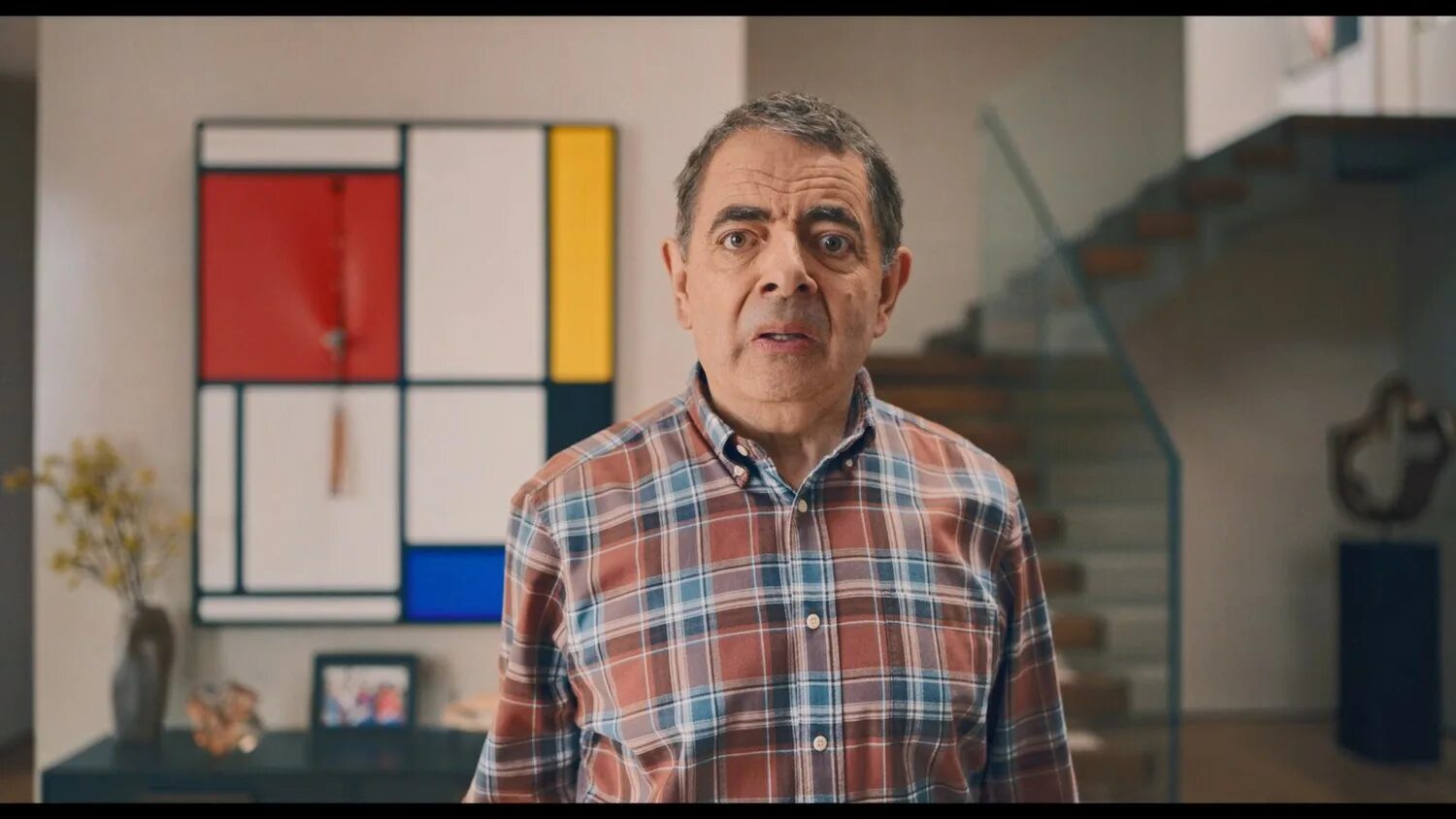 Мистер бин против пчелы. Роуэн аткинсон сериалы 2022. Фильм мистер бин и пчела. Человек против пчелы мистер бин. Человек против пчелы сериал.