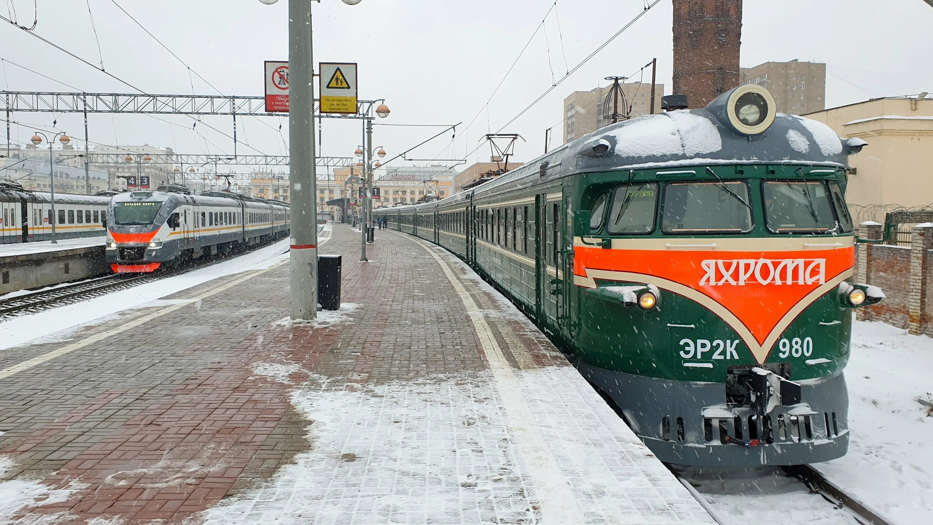 Электричка москва яхрома сегодня. Эр2к-980 Яхрома. Эр2 Савеловское направление. Яхрома станция электричка. Ретропоезд Яхрома.