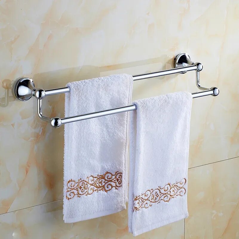 4 несколько полотенцев. Полотенце. Полотенца в ванной комнате. Декор ванна полотенце. Полотенца на стене в ванной.