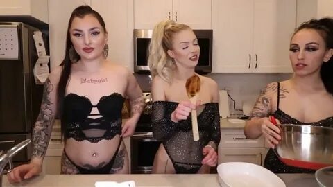 Manyvids harleyblaze333 - 3 GIRLS BAKING BETTY CROOKER.