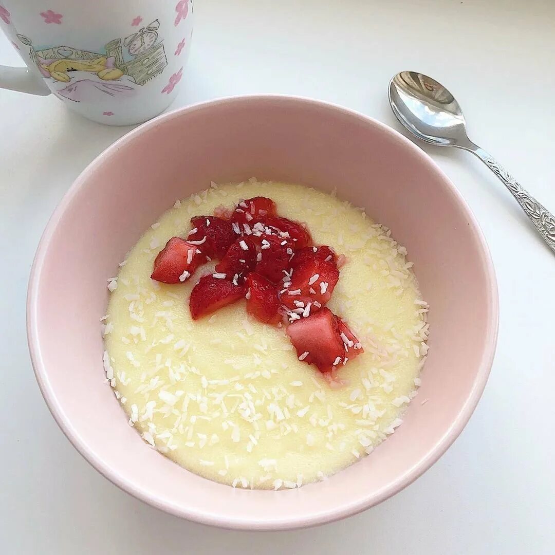 манная каша на молоке с маслом. манная каша застыла. Semolina porridge. завтрак с манной кашей. манная каша на ночь можно.
