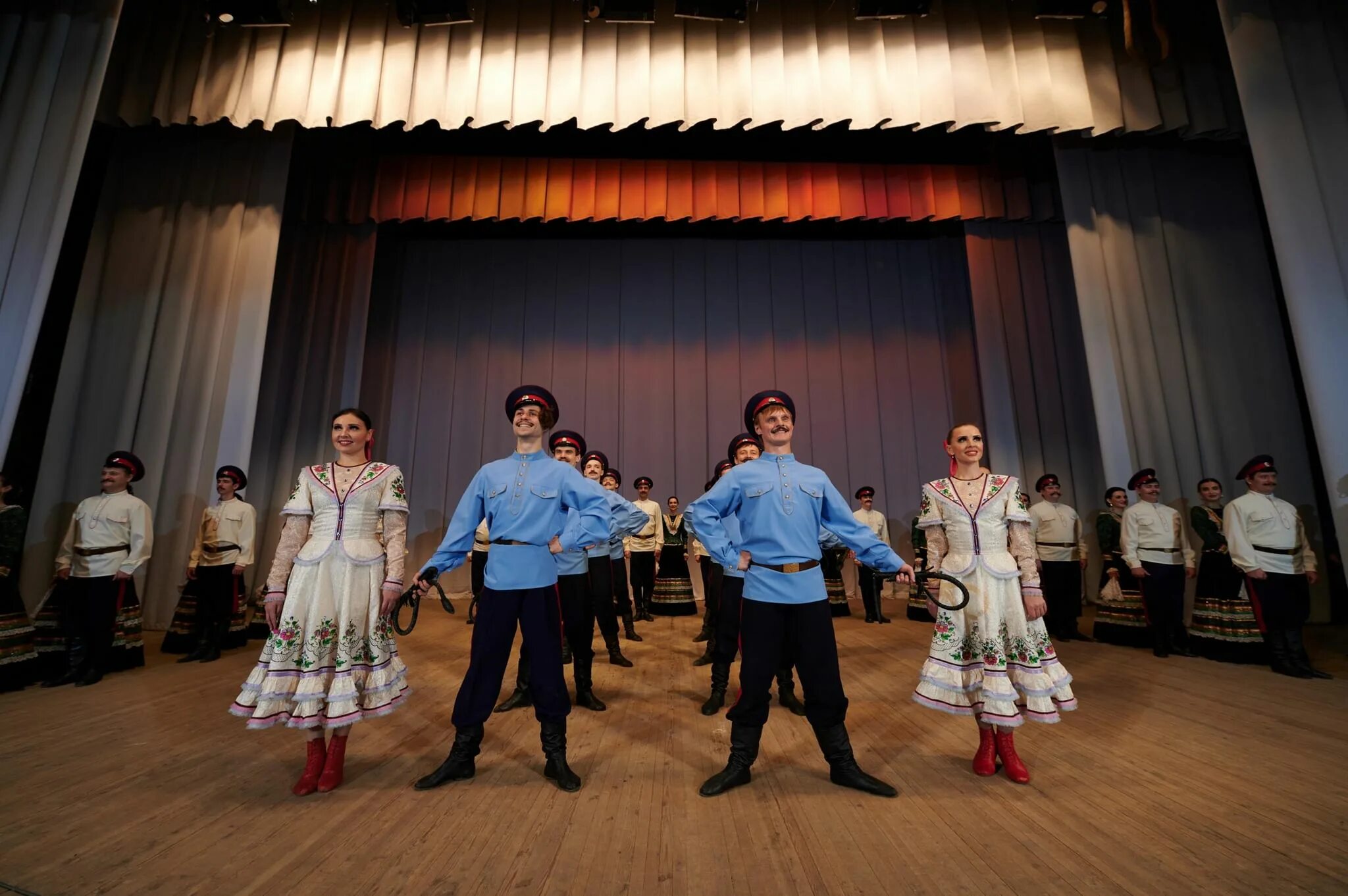 Ансамбль донских казаков им квасова. Донские казаки концерт. Солистка ансамбля донских казаков. Ансамбль донских казаков им анатолия квасова хор состав ансамбля. Ансамбль донских казаков афиша.