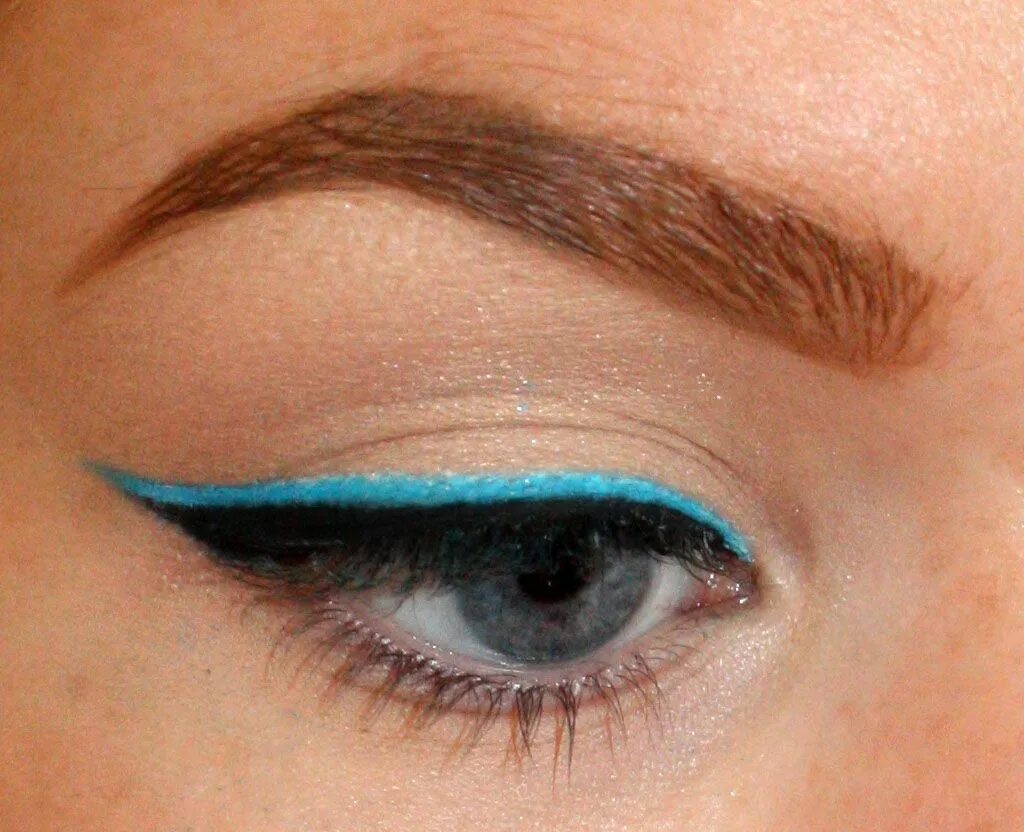 Color eyeliner. Цветные стрелки на глазах. Цветные стрелки макияж. Цветная подводка. Необычные стрелки на глазах.