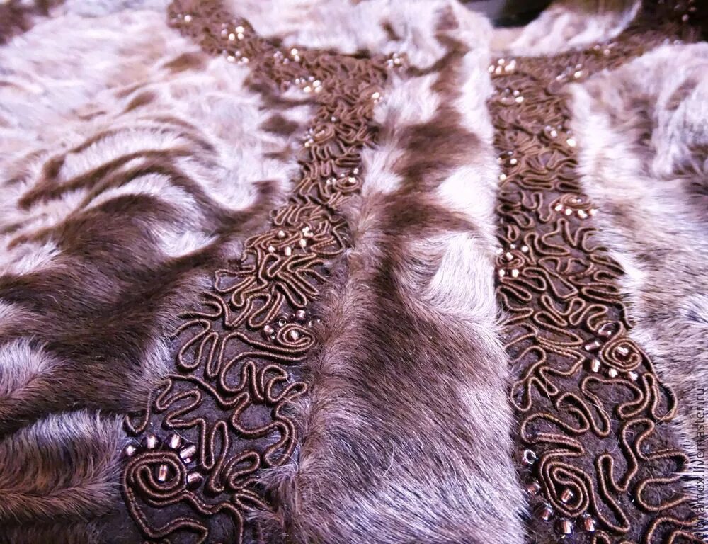 Искусственная кожа и мех. Вышивка на мехе. шуба с вышивкой. украшения одежды мехом. вышивка бисером по меху.