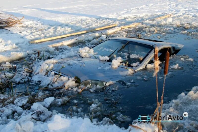 Можно на машине на лед. Машина подо льдом. Машина ушла под лед. Машины подо льдом на рыбалке. Авто провалилась под лед.