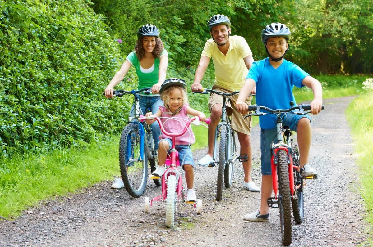 The children ride bikes. Семья на велосипедах. Семья катается на велосипедах. Велосипеды для всей семьи. Дети с велосипедом.