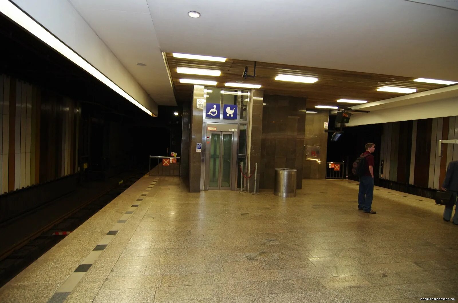 Лифт в метрополитене. Метро Пражская лифт. Лифт в метро. Станции метро оборудованные лифтами.