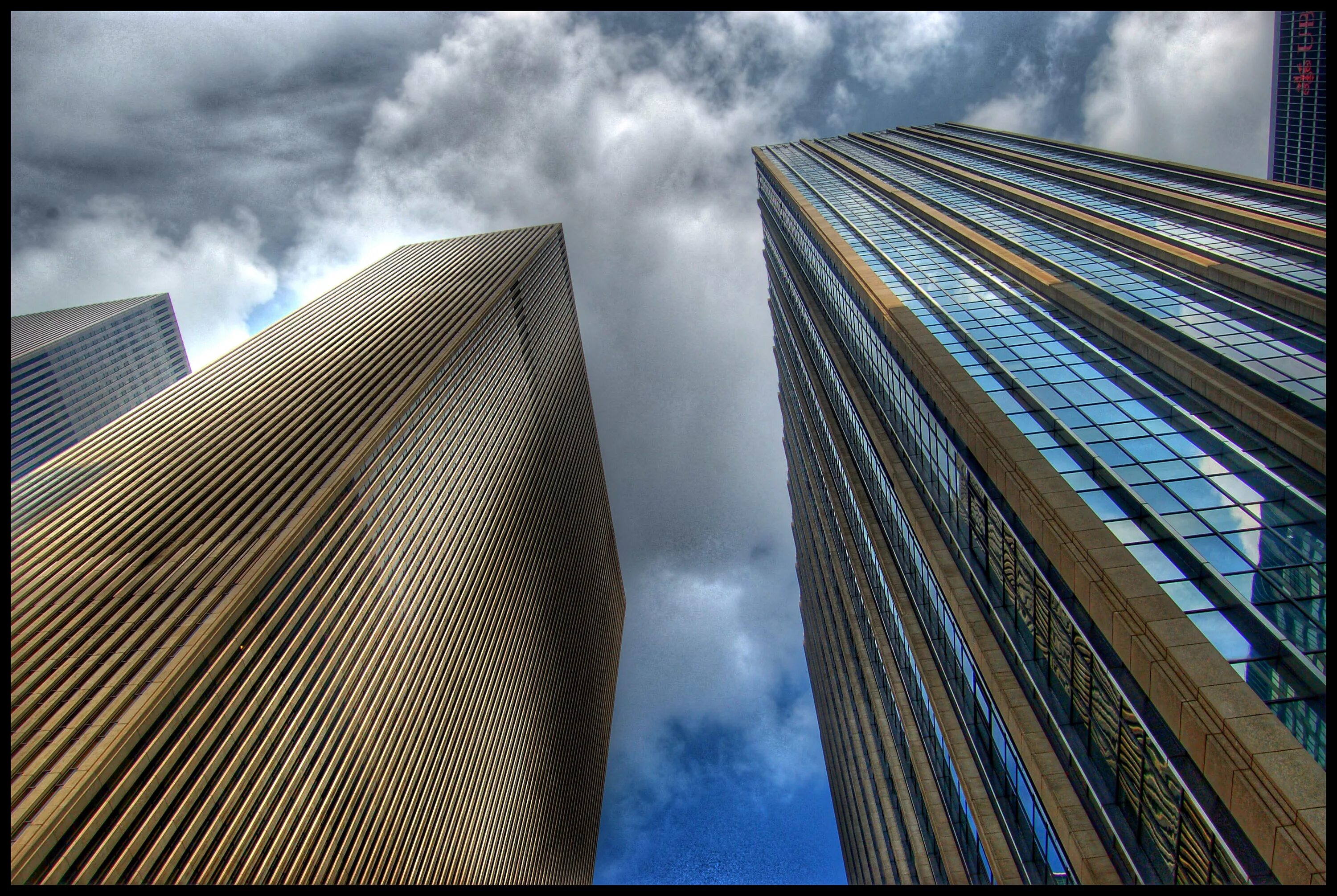 Группа снизу вверх. Небоскребы Нью-Йорка снизу вверх. Офисный небоскреб Манхэттен 1986. Манхэттен вид на небоскреб снизу. Красногорск небоскребы проект Манхэттен.