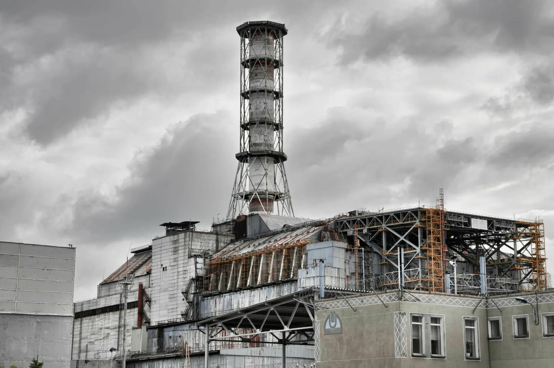 Чернобыль АЭС. Припять станция АЭС. Станция ЧАЭС Чернобыль. Что такое ЧАЭС это Чернобыльская атомная электростанция.