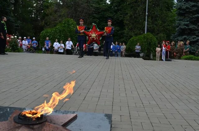 Матвеев курган комсомольская. Матвеев Курган. Спасов Матвеев Курган. Матвеев Курган фотографии праздников. Фото 9 мая Матвеев Курган.