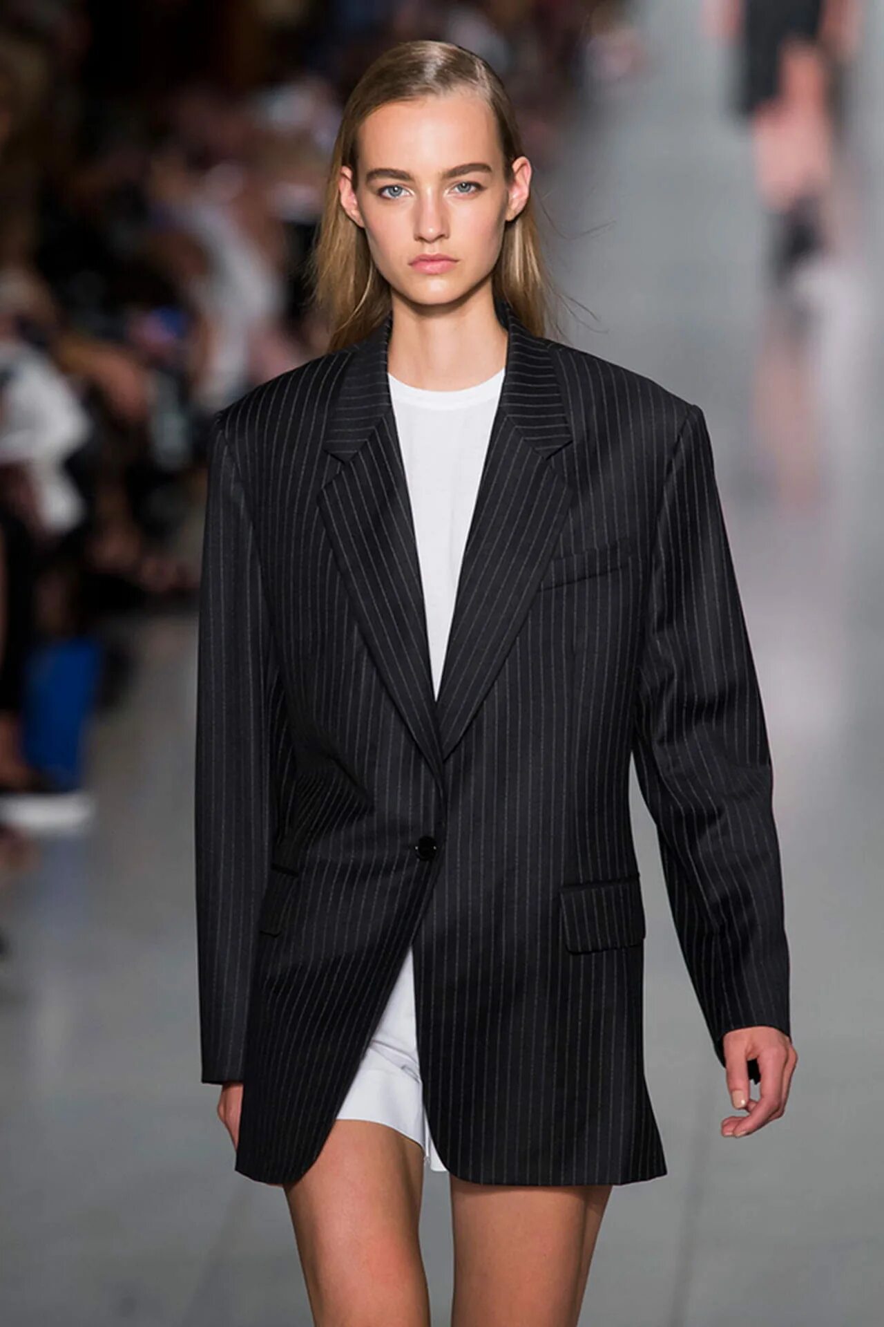 Proenza schouler пиджак. Какие пиджаки модно в 2024. Какие пиджаки модно в 2024. Твидовый пиджак 2021. Пиджак оверсайз показ 2022.