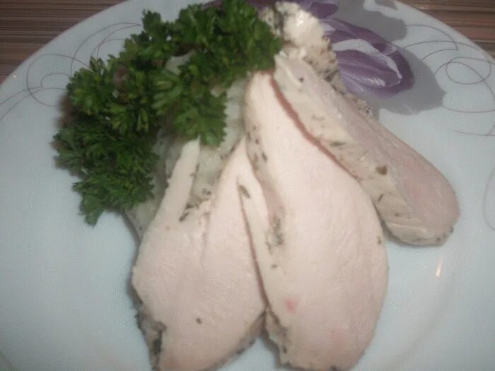 Куриные грудки в молоке. Грудка отварная на тарелке. курица отварная без кожи. куриная грудка, томленная в молоке,. куриная грудка отварная сочная.