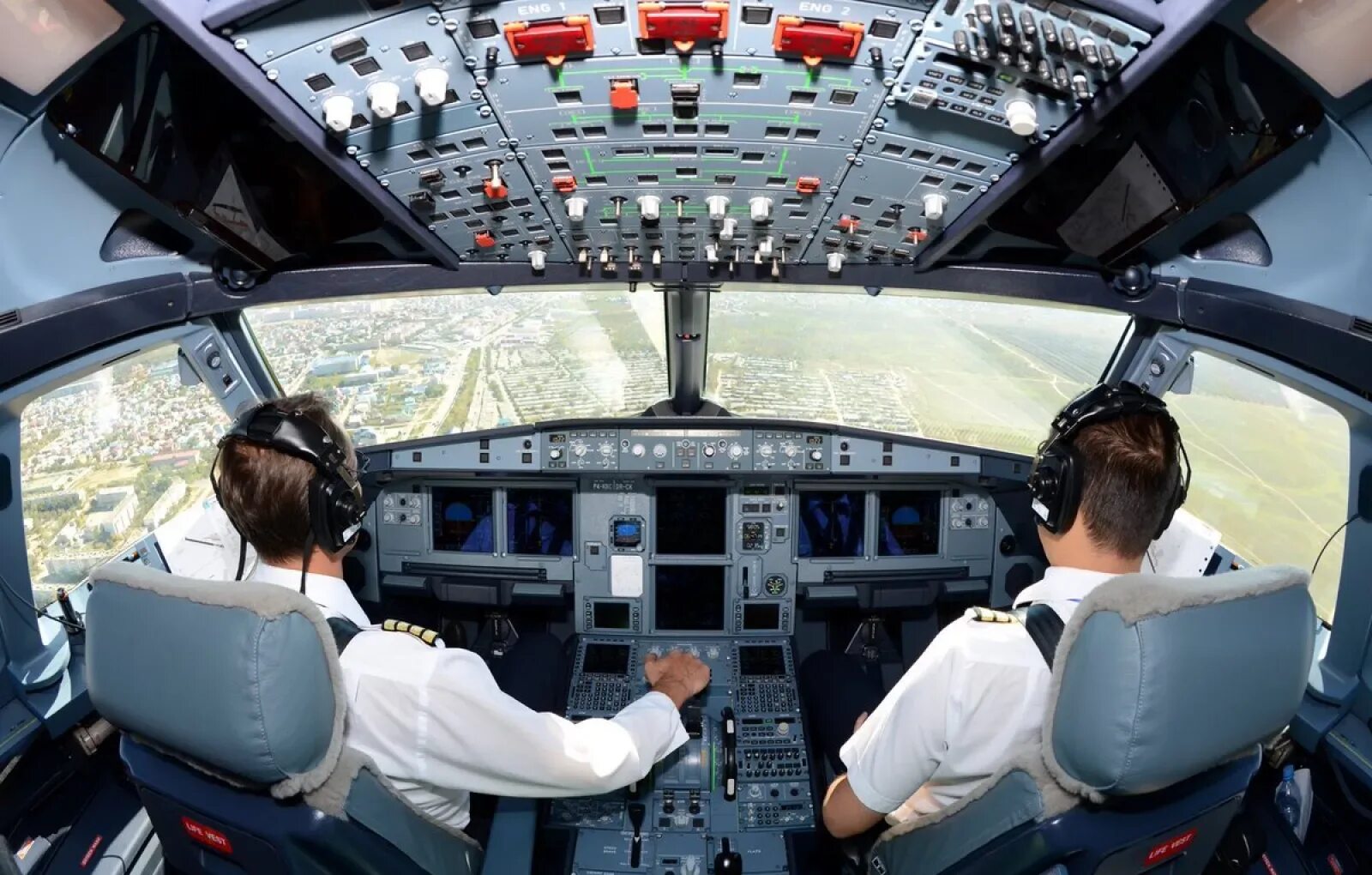 Airbus system. Кабина пилота аэробус а320. кабина аэробуса а 320. airbus a320 кабина пилотов. самолёт аэробус а320 кабина пилотов.