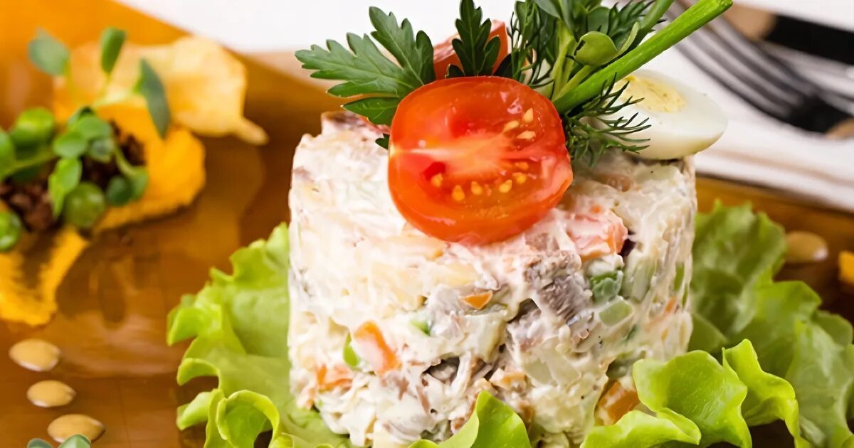 Подача салата мясной. Салат оливье. салат мясной подача. подача салата оливье красиво. салат столичный.
