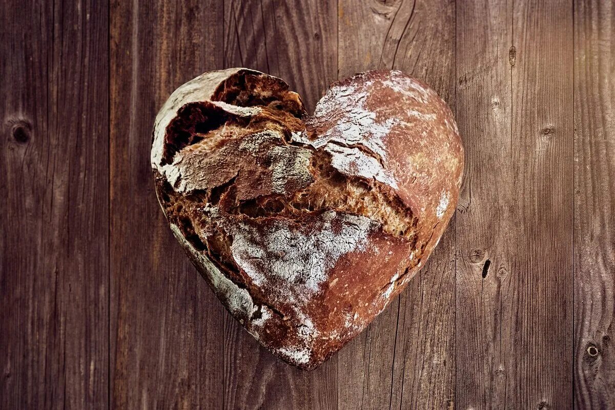 Я люблю хлеб. Хлеб в виде сердца. Хлеб с сердечком. Сердце из хлебобулочных изделий. Люблю хлеб.