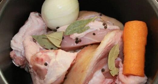 Холодец в мультиварке из рульки и курицы. Холодец из рульки и курицы в мультиварке редмонд. холодец в мультиварке-скороварке. холодец из свиных рулек в мультиварке. свиной холодец из рульки и ушей в мультиварке.