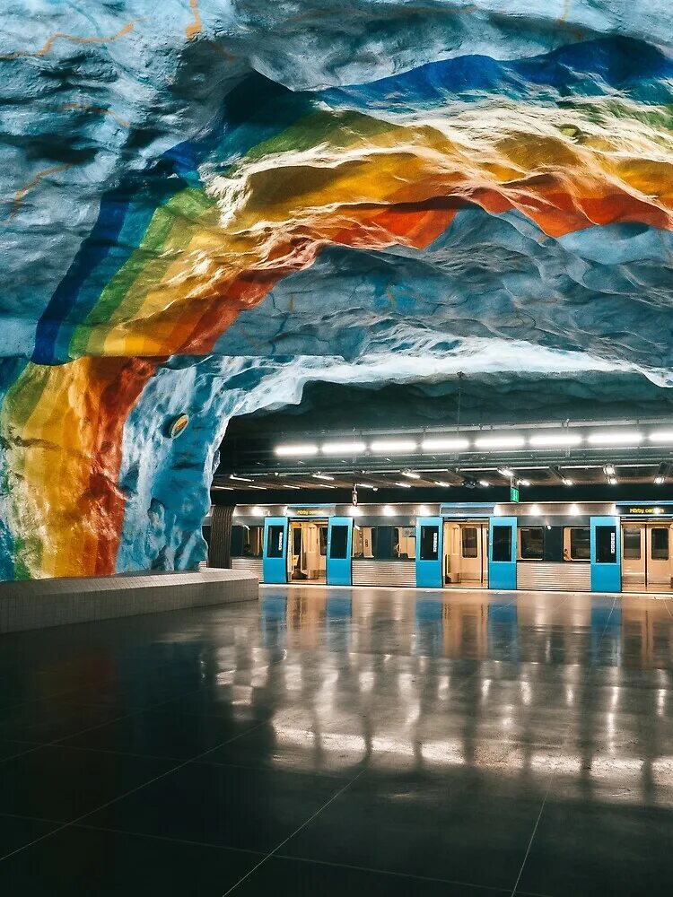 Радужное метро. Метро в швеции стокгольм. станция solna centrum в стокгольме. станция кунгстрэдгорден, стокгольм, швеция. метро пещера стокгольм.