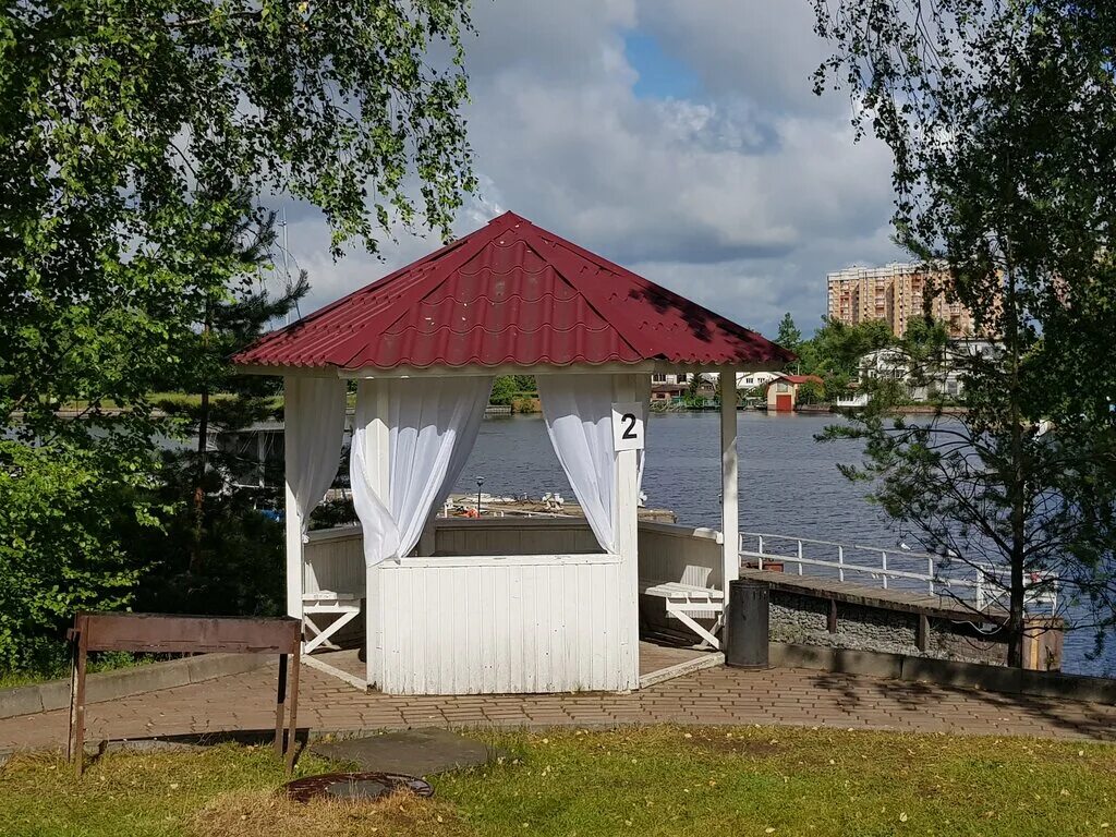 Беседка яхта. Парусный клуб Водник Долгопрудный. Водник отель Долгопрудный. Клуб Водник Долгопрудный беседка. Водники Долгопрудный.