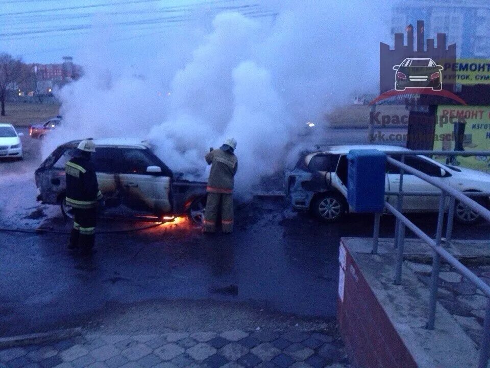 Горящая машина. Сожгли range rover. Загорелся range rover. Рендж ровер горит. Сгоревший рендж ровер.