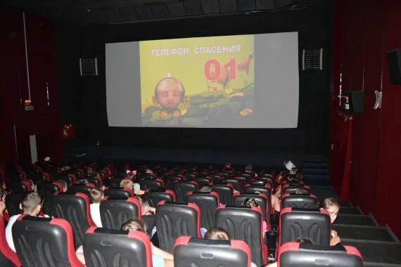 Зимняя вишня кинозал. Зимняя вишня кемерово кинотеатр. Кемерово зимняя вишня красный зал. Кинотеатр зимняя вишня. Зимняя вишня кемерово кинотеатр.