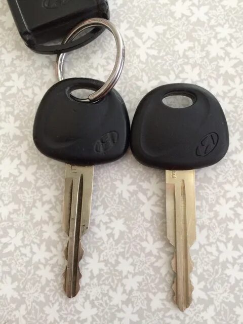 Ключи от hyundai sonata 4. Соната ключи. Смарт ключ hyundai. Hyundai sonata 2005 ключ зажигания. Кнопочный смарт-ключ hyundai 2s610.