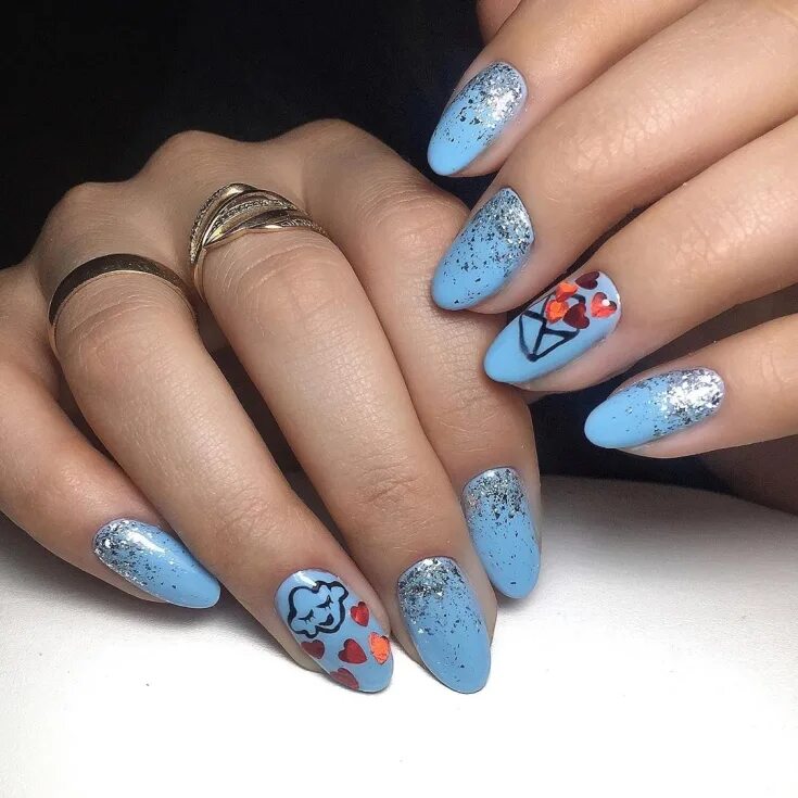 Новогодний маникюр синий. Голубой новогодний маникюр миндаль. Голубой маникюр на длинные ногти. Нежно-голубой маникюр гель-лак миндаль. Новогодний маникюр 2022 миндаль синий.