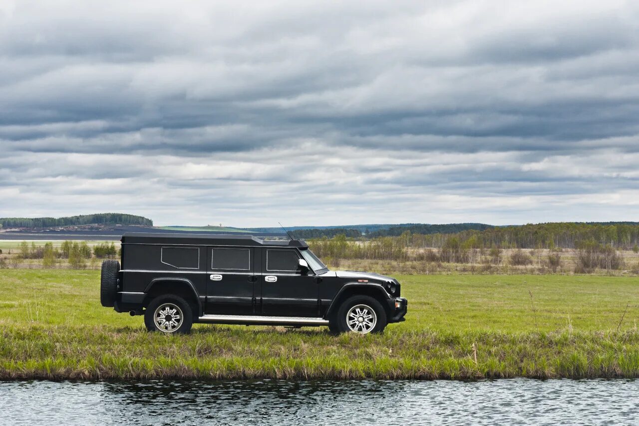 T98 vip videos. Мерседес v250 maybach. Т-98 комбат. Броневик комбат т-98. Комбат т98 – бронированный внедорожник.