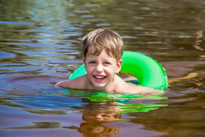 Маленький мальчик купаться. Мальчик плавают с кругом. Мальчик плавает. Купание мальчика 10 лет. Мальчик плавает на круге.