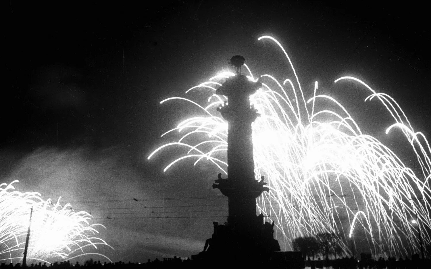 Харьковский судебный процесс над немецкими преступниками 1943 год. Питер 1941. Ленинградский над. Салют блокадного ленинграда 1944. Ленинградский над.