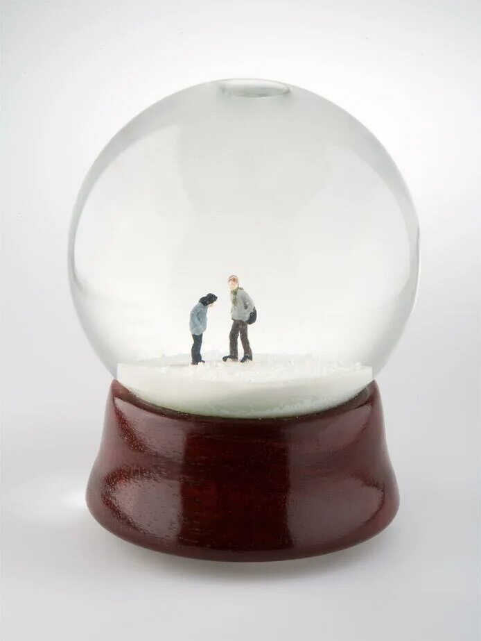 К первой чаше подвесим стеклянный шар. Шар стеклянный. Снежный шар. Большой стеклянный шар. Стеклянный шар на деревянной подставке.